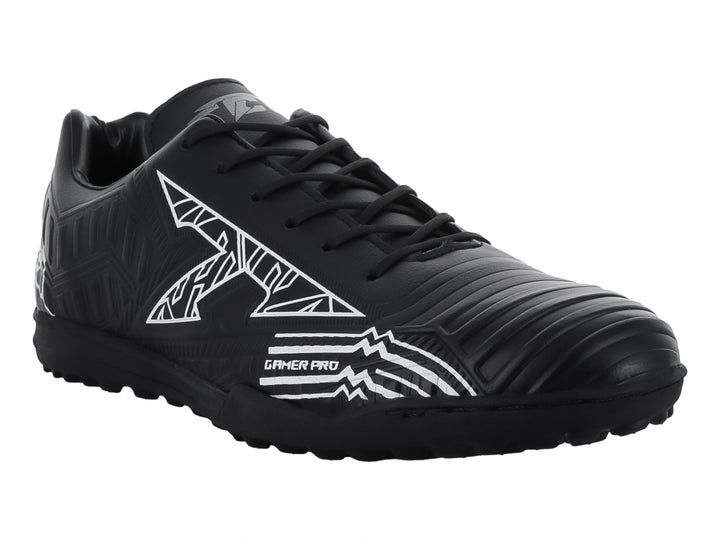 Zapato de fútbol Leon Trucco FT90 color negro con detalles gráficos en blanco y suela para pasto sintético.