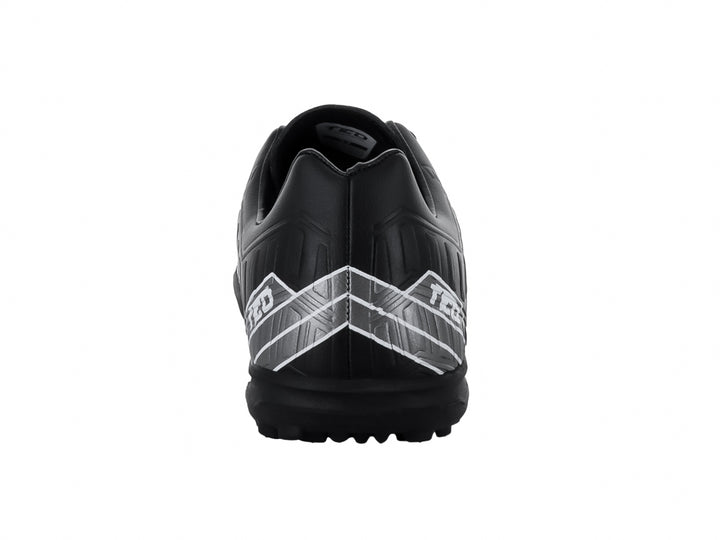 Zapato de fútbol Leon Trucco FT90 color negro con detalles gráficos en blanco y suela para pasto sintético.