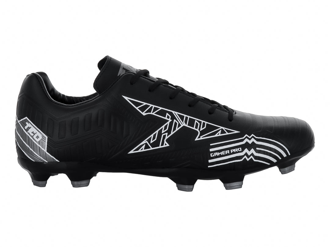 Zapato de fútbol Leon Trucco FT90 color negro con detalles gráficos en blanco y tacos para pasto natural.