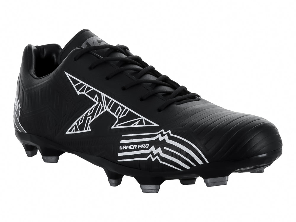 Zapato de fútbol Leon Trucco FT90 color negro con detalles gráficos en blanco y tacos para pasto natural.