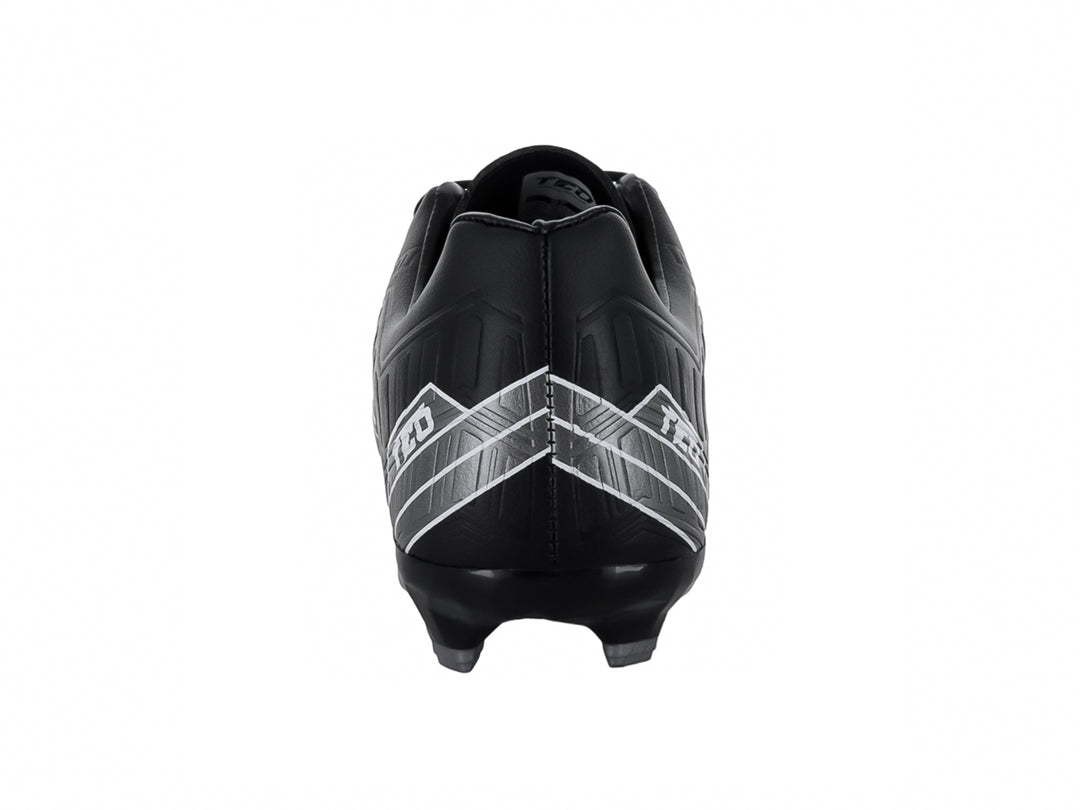 Zapato de fútbol Leon Trucco FT90 color negro con detalles gráficos en blanco y tacos para pasto natural.