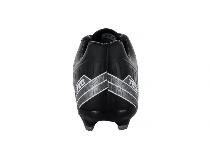 Zapato de fútbol Leon Trucco FT90 color negro con detalles gráficos en blanco y tacos para pasto natural.