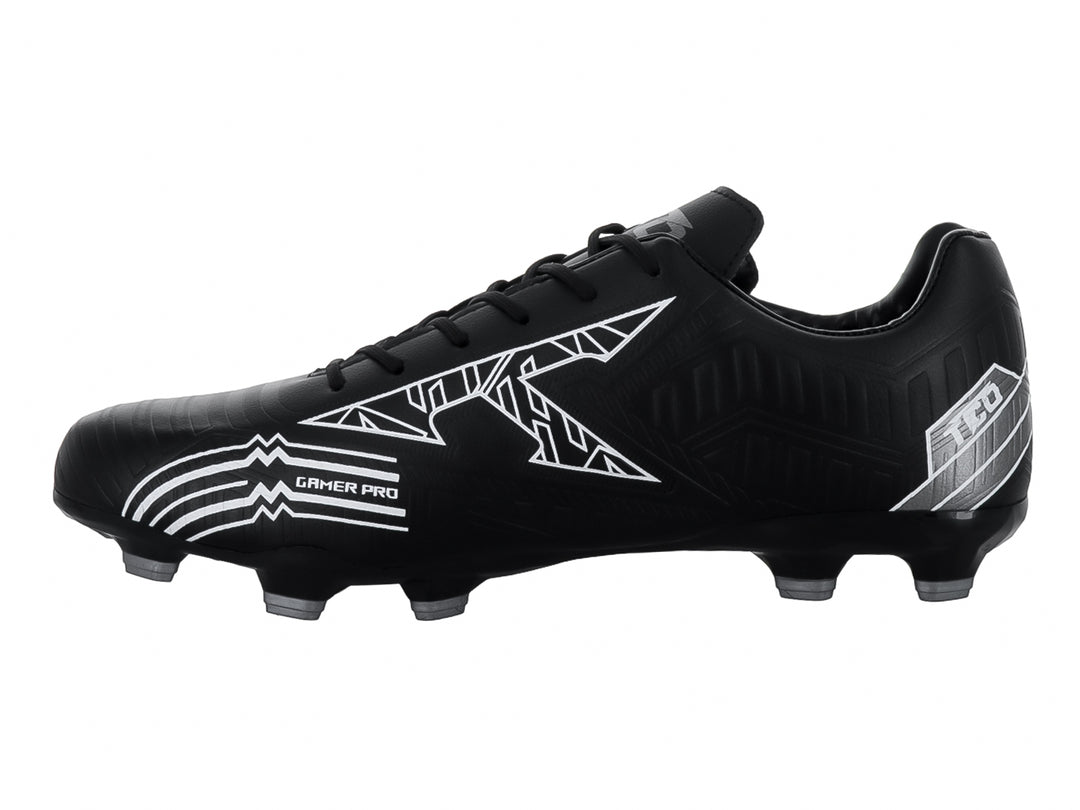Zapato de fútbol Leon Trucco FT90 color negro con detalles gráficos en blanco y tacos para pasto natural.