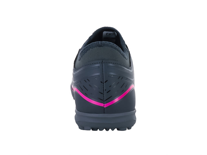 Zapato de fútbol Leon Trucco CT10 en color Oxford con detalles en fucsia y suela para pasto sintético.