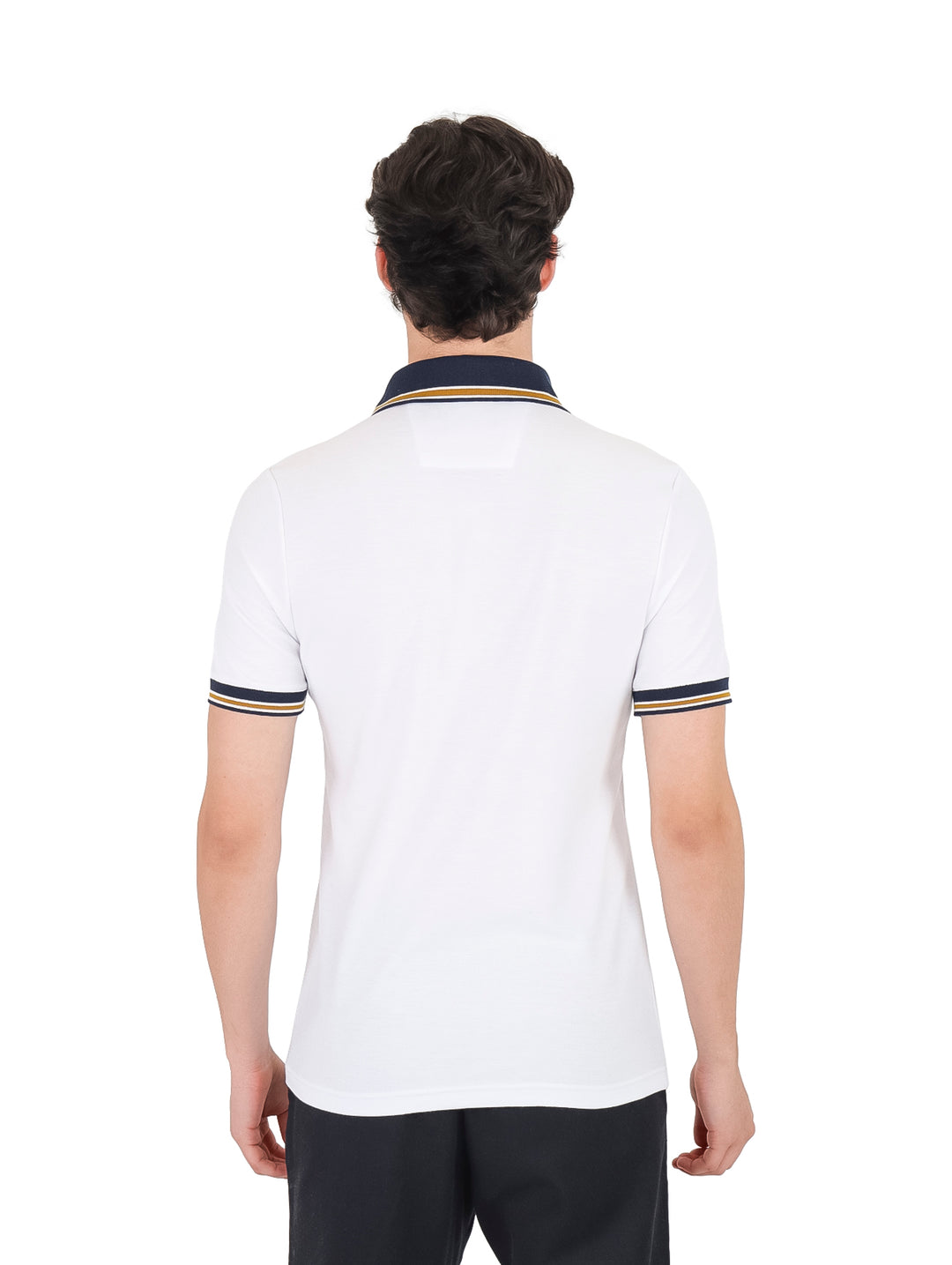 Hombre vistiendo playera polo blanca con detalles en azul marino y dorado en el cuello y mangas.