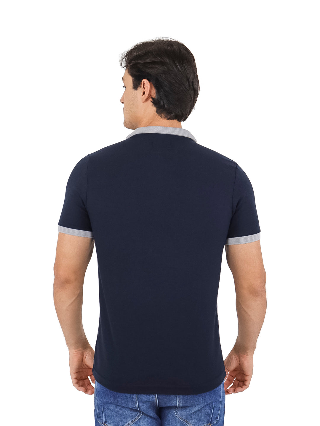 Hombre vistiendo playera polo color azul marino con detalles en gris en el cuello, mangas y pecho.