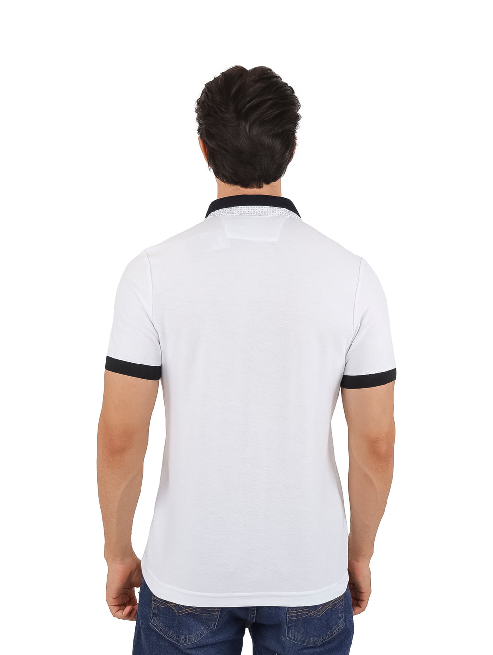 Hombre vistiendo playera polo blanca con detalles en negro en el cuello y mangas.