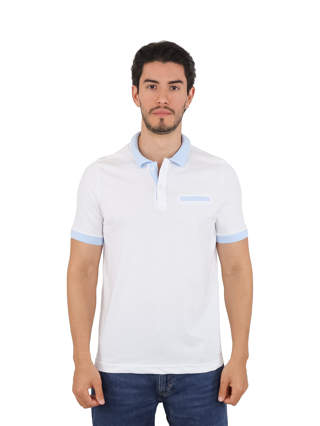 Hombre vistiendo playera polo blanca con detalles en azul claro en el cuello y los bordes de las mangas.