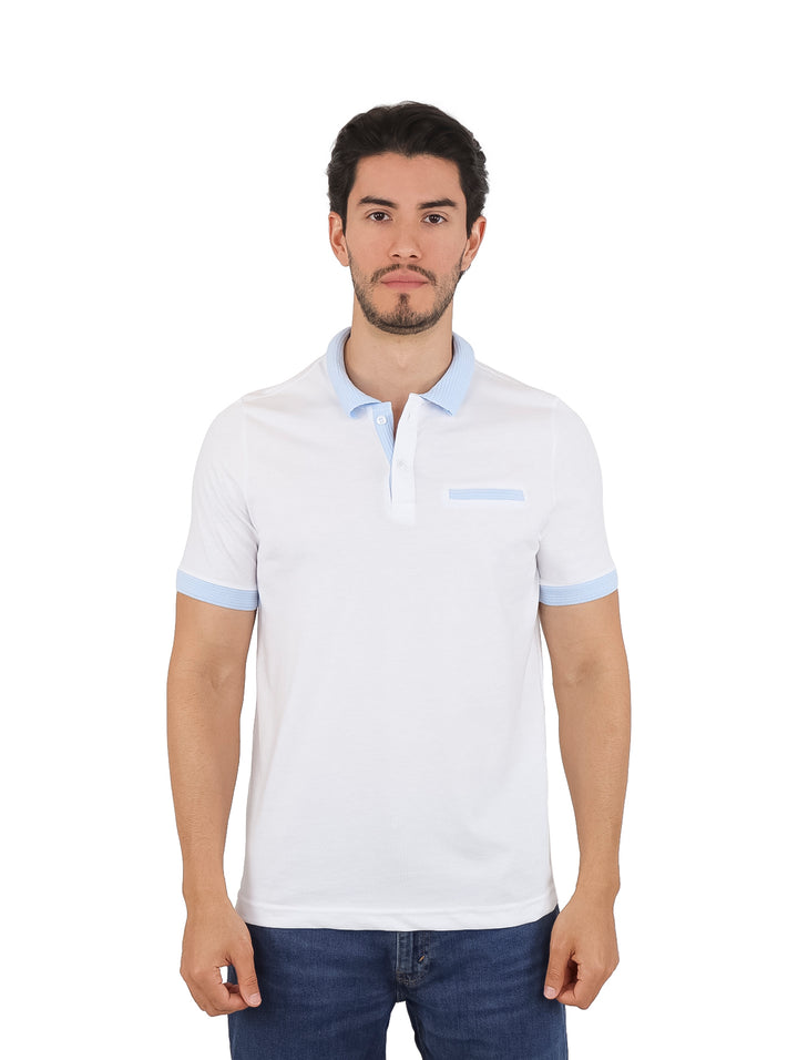 Hombre vistiendo playera polo blanca con detalles en azul claro en el cuello y los bordes de las mangas.