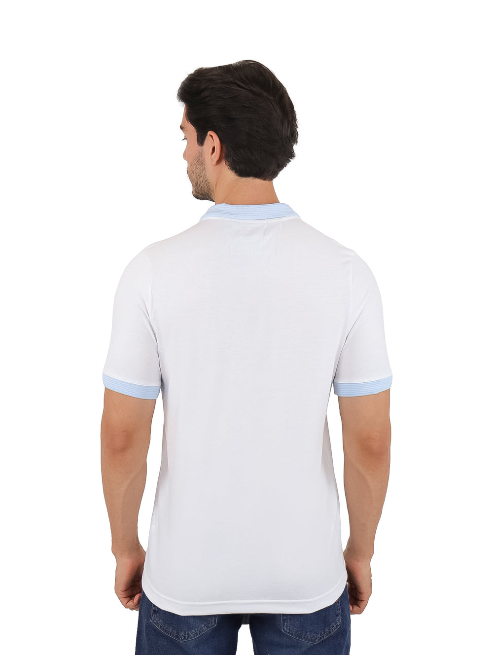 Hombre vistiendo playera polo blanca con detalles en azul claro en el cuello y los bordes de las mangas.