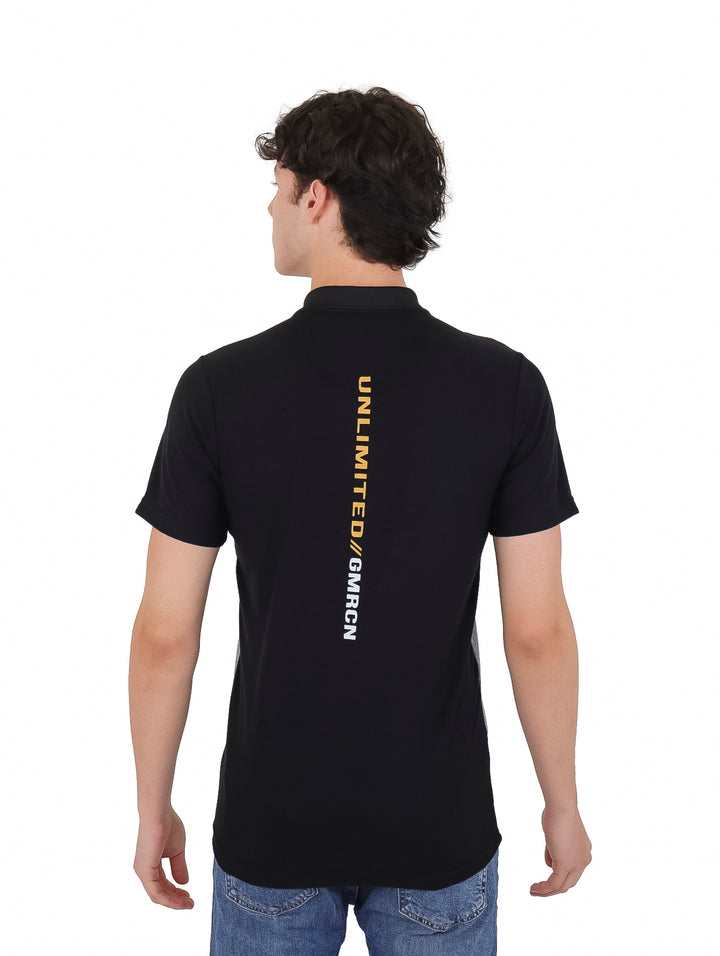 Playera polo de manga corta para hombre en colores negro y gris con detalle de franja amarilla horizontal.