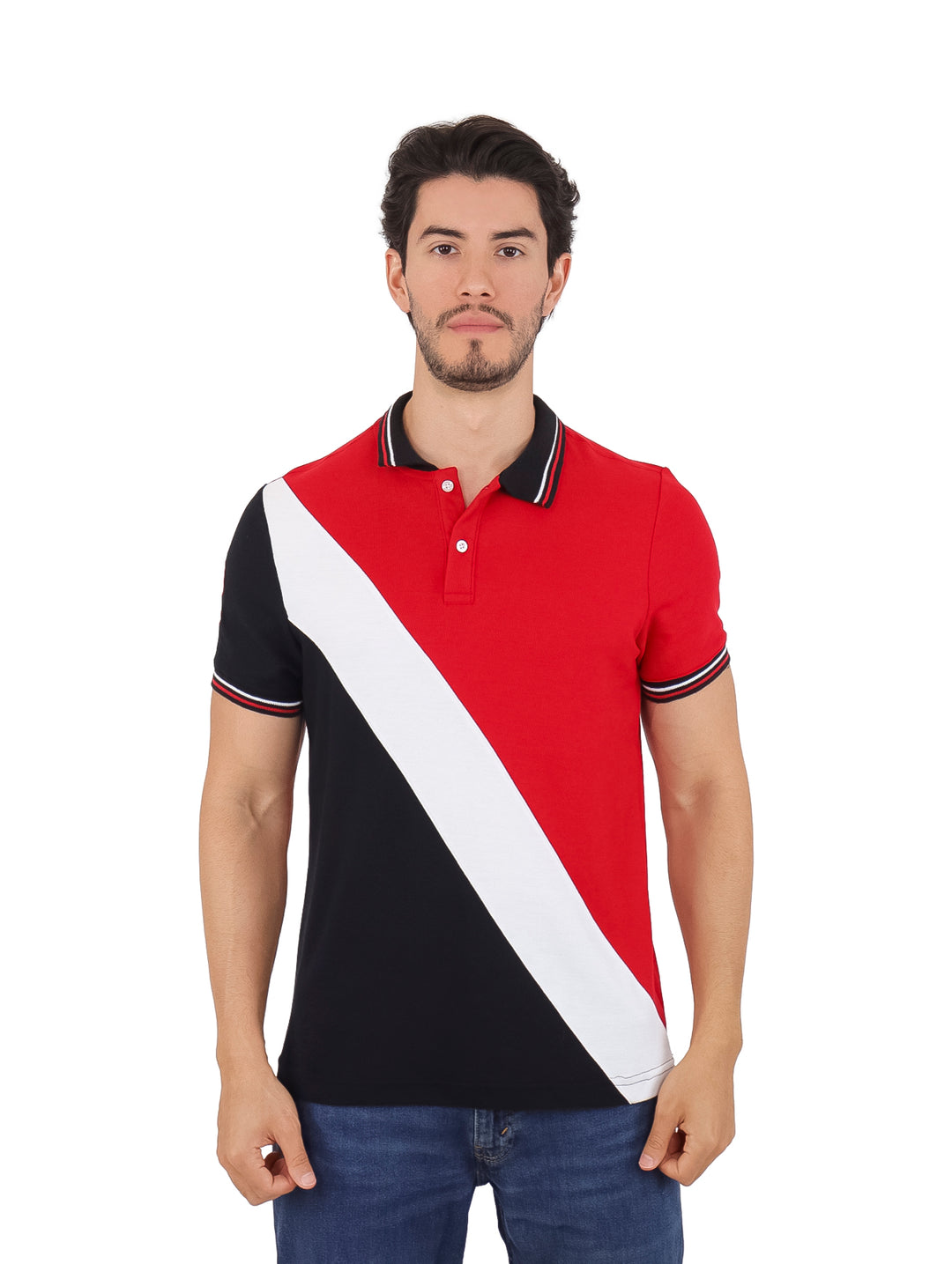 Hombre vistiendo playera polo de manga corta con diseño de bloques diagonales en colores rojo, blanco y negro.