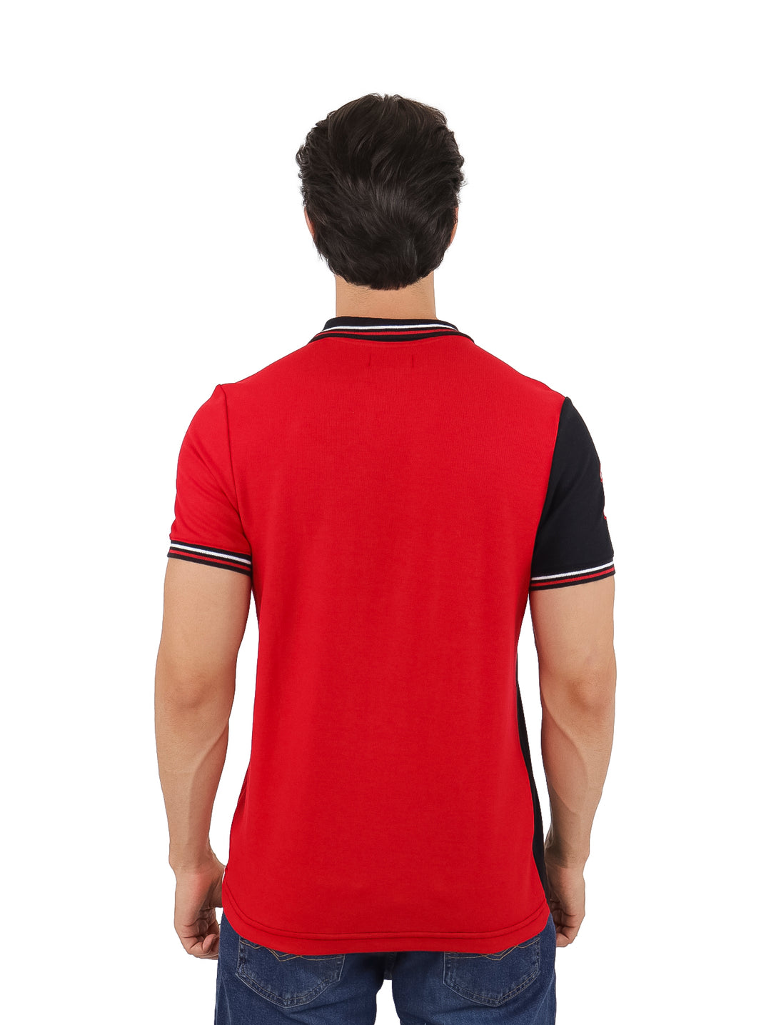 Hombre vistiendo playera polo de manga corta con diseño de bloques diagonales en colores rojo, blanco y negro.