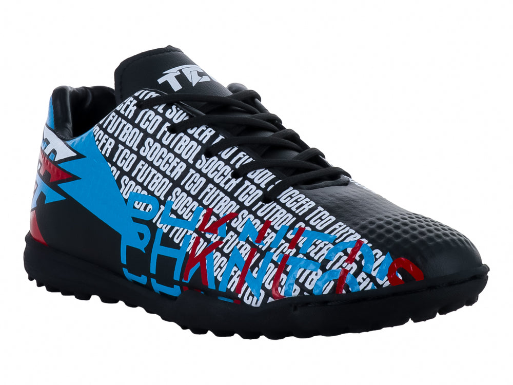 Zapato de fútbol turf Leon Trucco color negro con gráficos en azul, rojo y blanco.