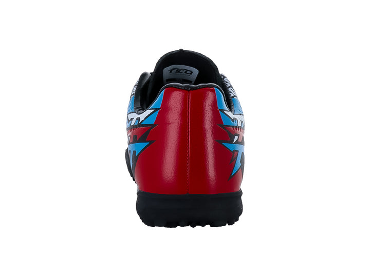 Zapato de fútbol turf Leon Trucco color negro con gráficos en azul, rojo y blanco.