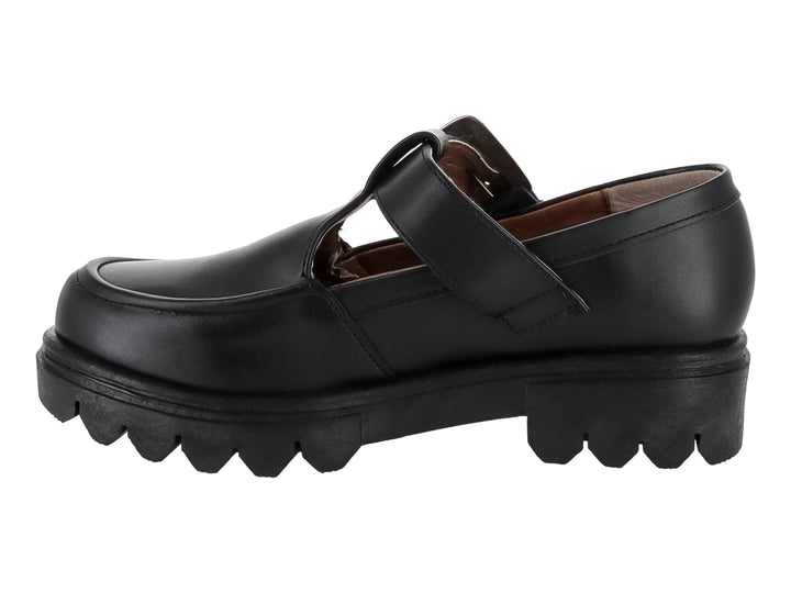 Zapato plano negro estilo Mary Jane con suela track y hebilla decorativa plateada.