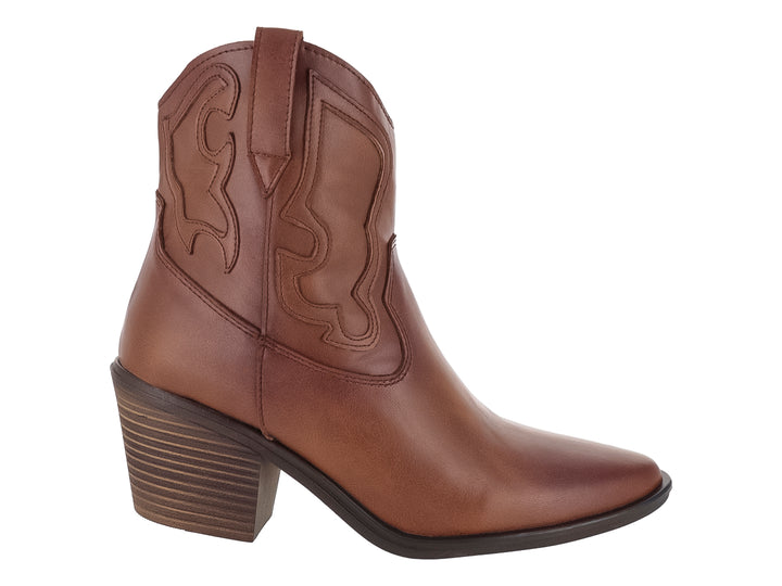 Bota de cuero color café con tacón cuadrado y costuras decorativas estilo western.
