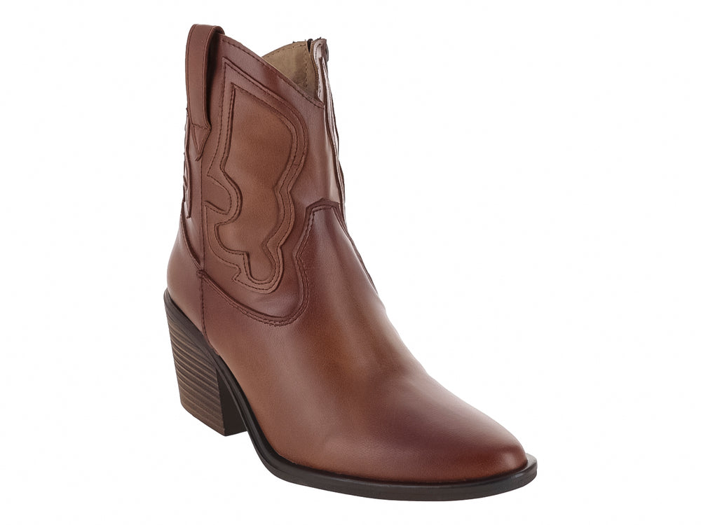 Bota de cuero color café con tacón cuadrado y costuras decorativas estilo western.