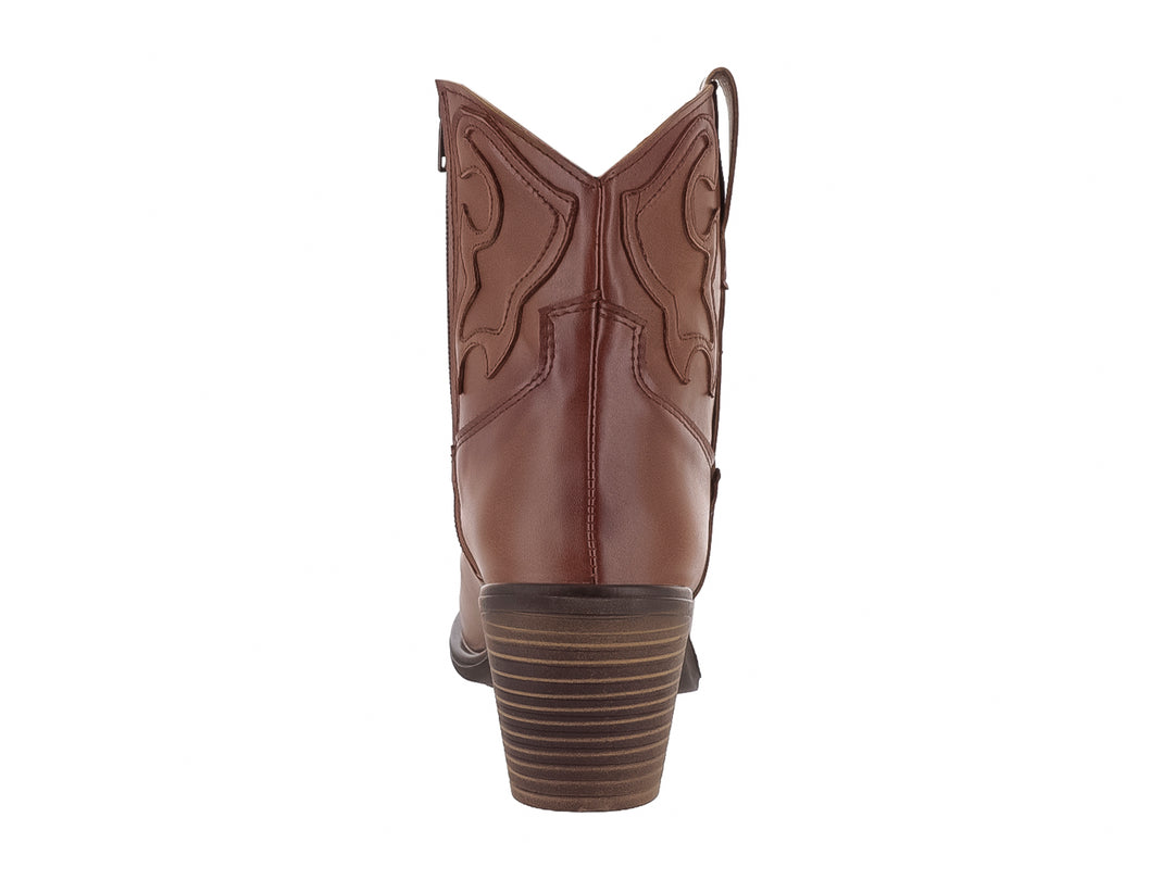 Bota de cuero color café con tacón cuadrado y costuras decorativas estilo western.