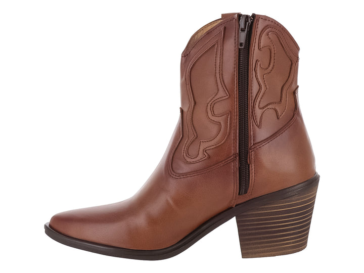 Bota de cuero color café con tacón cuadrado y costuras decorativas estilo western.