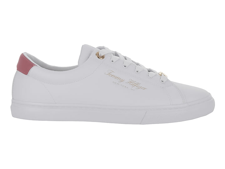 Tenis blancos Tommy Hilfiger con detalle rosa en el talón y logotipo dorado.