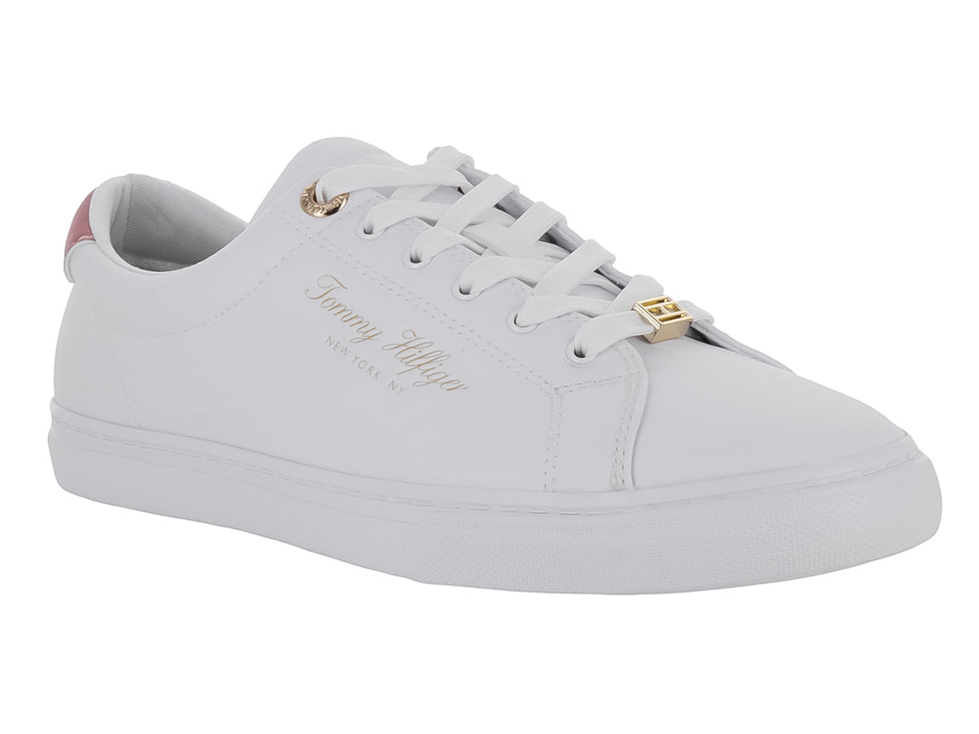 Tenis blancos Tommy Hilfiger con detalle rosa en el talón y logotipo dorado.