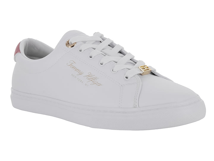 Tenis blancos Tommy Hilfiger con detalle rosa en el talón y logotipo dorado.