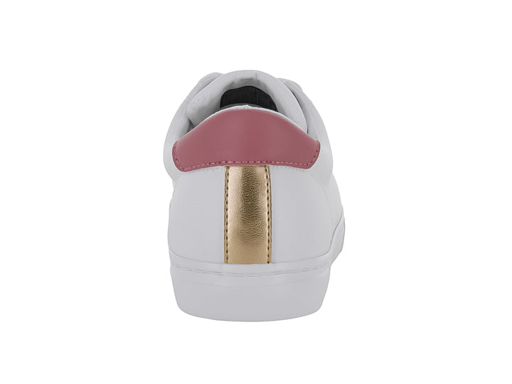 Tenis blancos Tommy Hilfiger con detalle rosa en el talón y logotipo dorado.