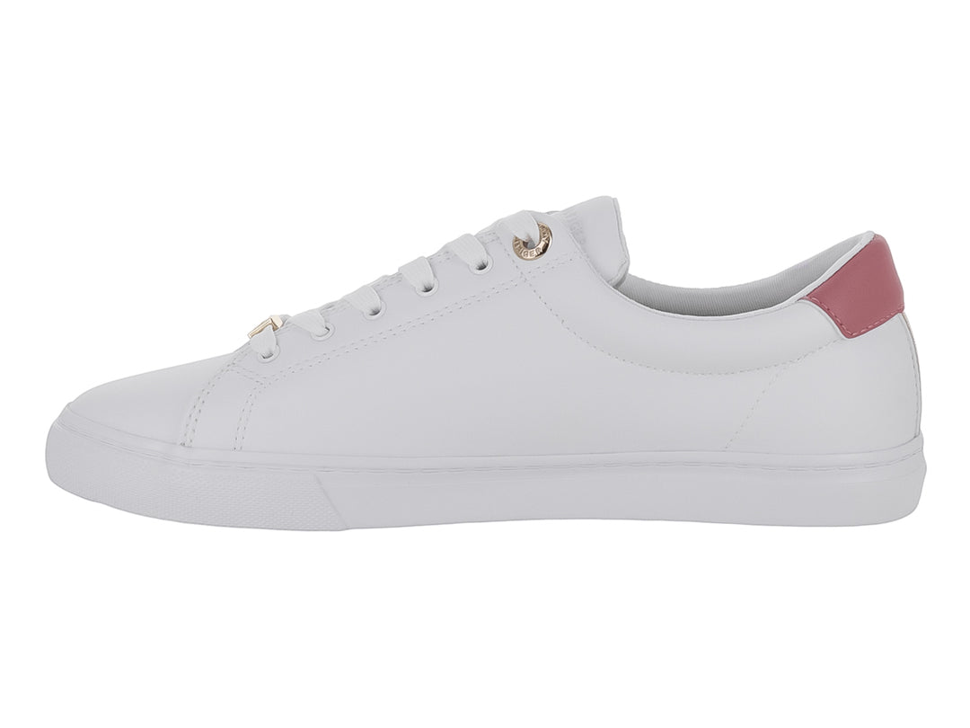 Tenis blancos Tommy Hilfiger con detalle rosa en el talón y logotipo dorado.