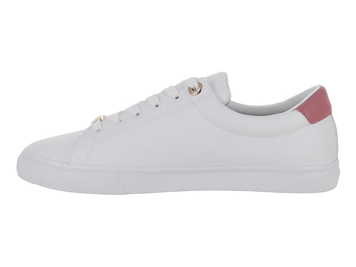 Tenis blancos Tommy Hilfiger con detalle rosa en el talón y logotipo dorado.