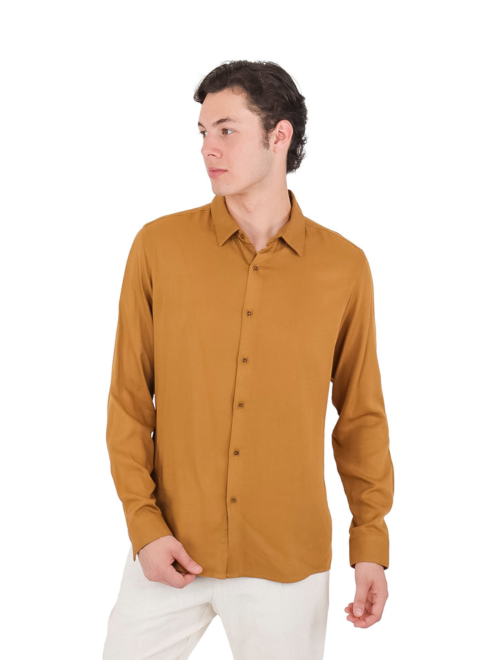 Hombre vistiendo una camisa de manga larga color café con botones.