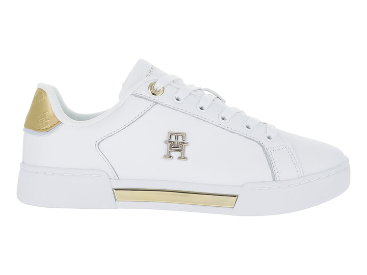Tenis blancos Tommy Hilfiger con detalles dorados en el talón y la suela.