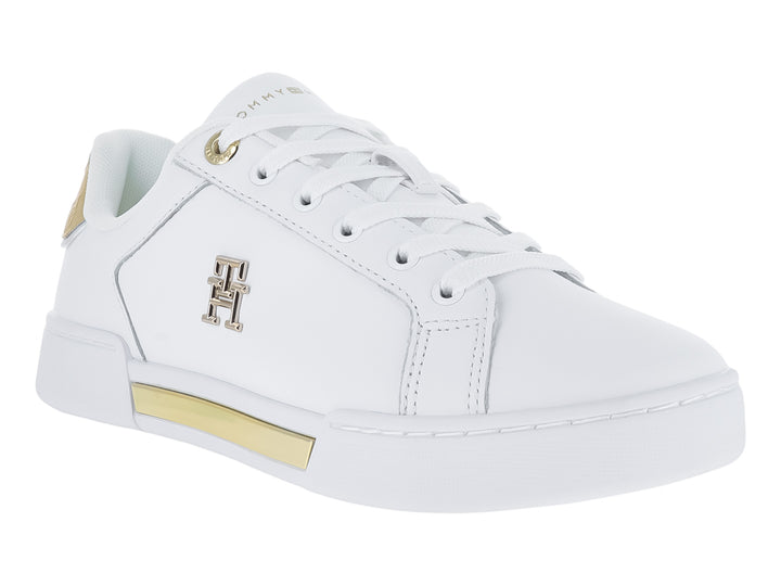 Tenis blancos Tommy Hilfiger con detalles dorados en el talón y la suela.