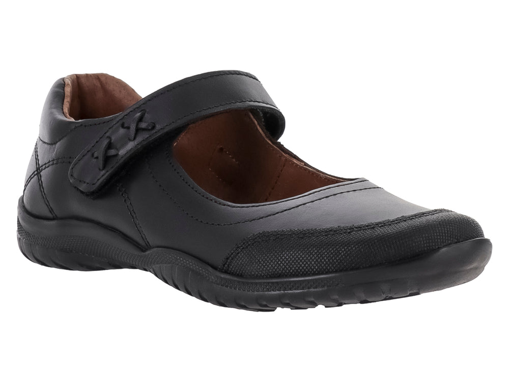 Zapato escolar negro con correa de ajuste y suela negra.