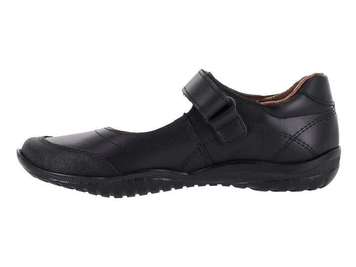 Zapato escolar negro con correa de ajuste y suela negra.