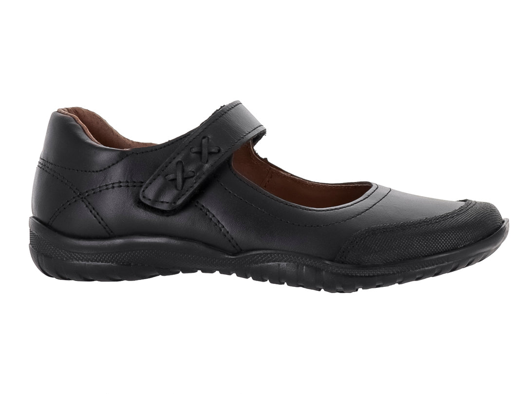 Zapato escolar negro para niño con correa ajustable y suela flexible.