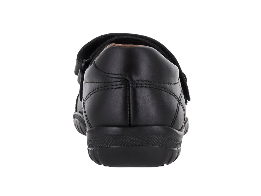 Zapato escolar negro para niño con correa ajustable y suela flexible.