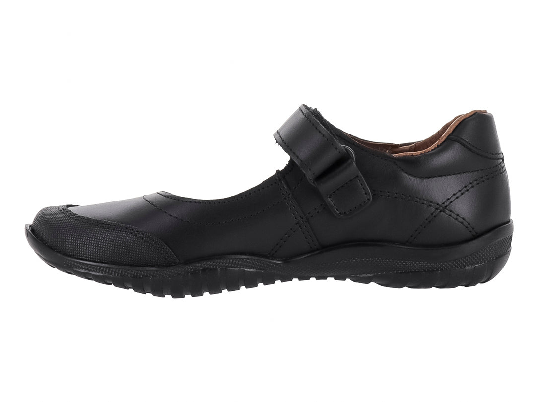 Zapato escolar negro para niño con correa ajustable y suela flexible.