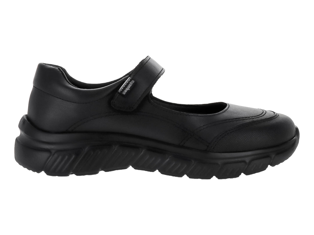 Zapato negro para niño o niña con cierre de correa velcro y suela robusta sobre fondo blanco.