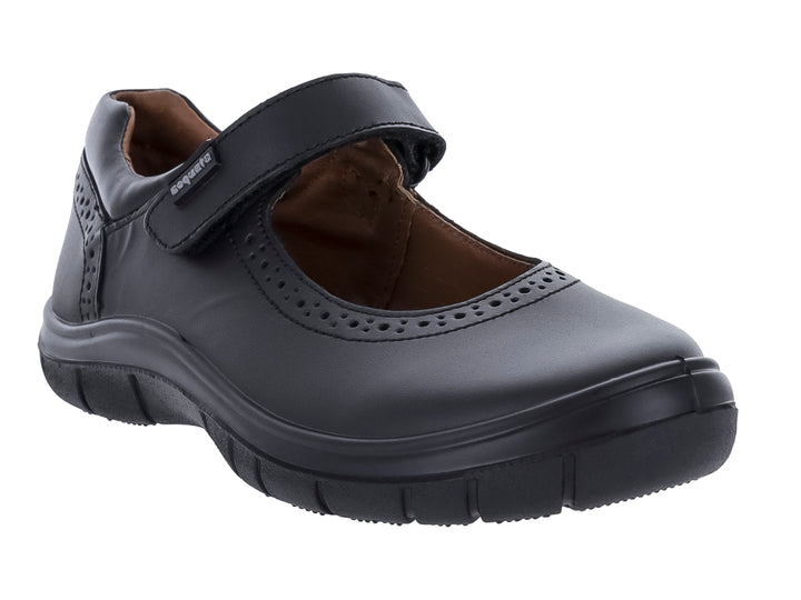 Zapato escolar negro para niño o niña con correa ajustable y detalles perforados laterales.