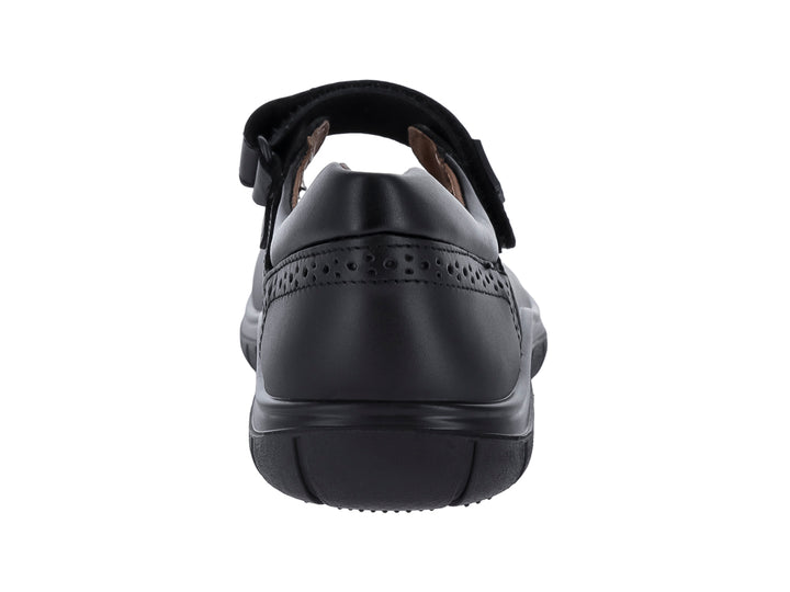Zapato escolar negro para niño o niña con correa ajustable y detalles perforados laterales.