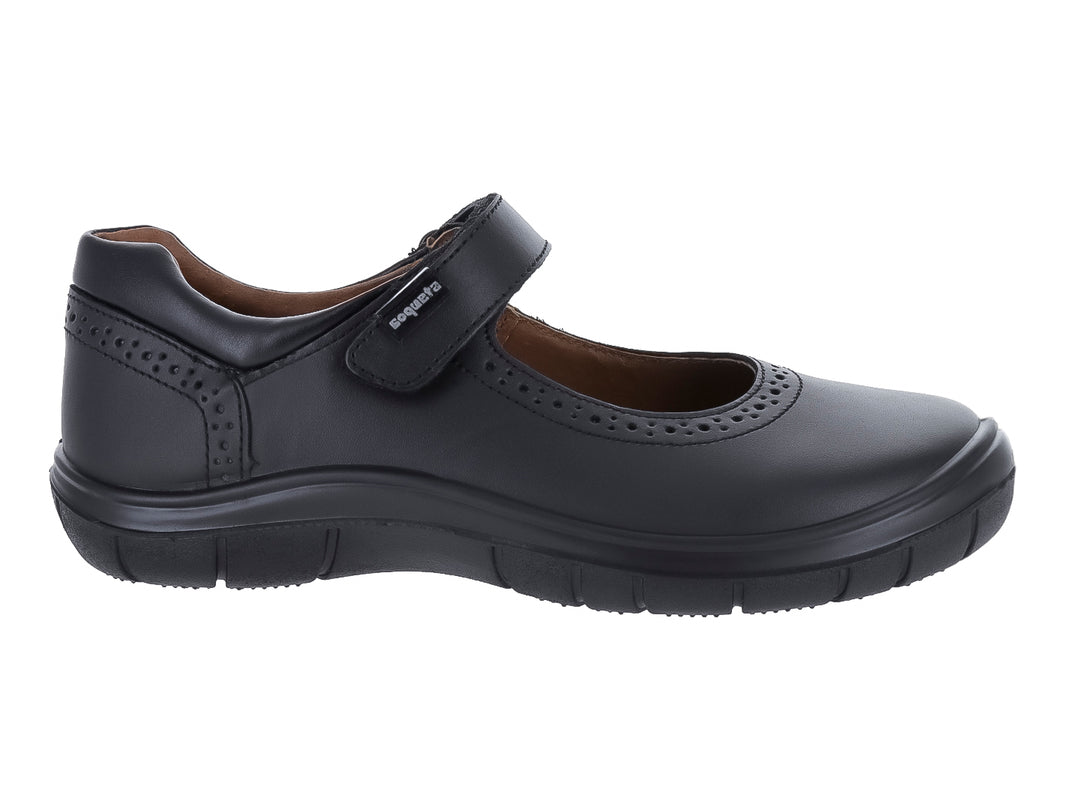 Zapato negro para niña de la marca Coqueta con cierre de correa y detalles perforados.