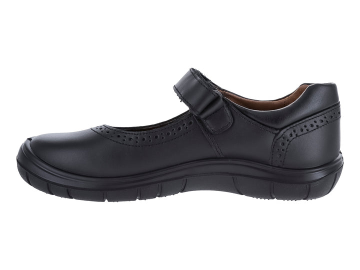 Zapato negro para niña de la marca Coqueta con cierre de correa y detalles perforados.