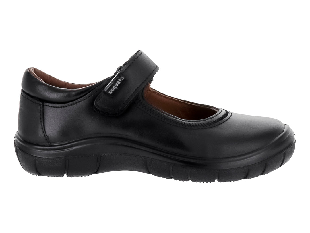 Zapato infantil color negro con correa de ajuste, estilo clásico y suela gruesa.