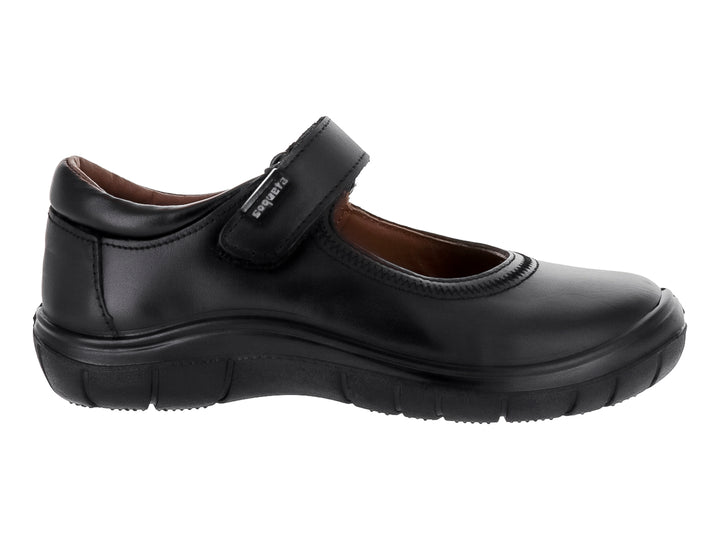 Zapato infantil color negro con correa de ajuste, estilo clásico y suela gruesa.