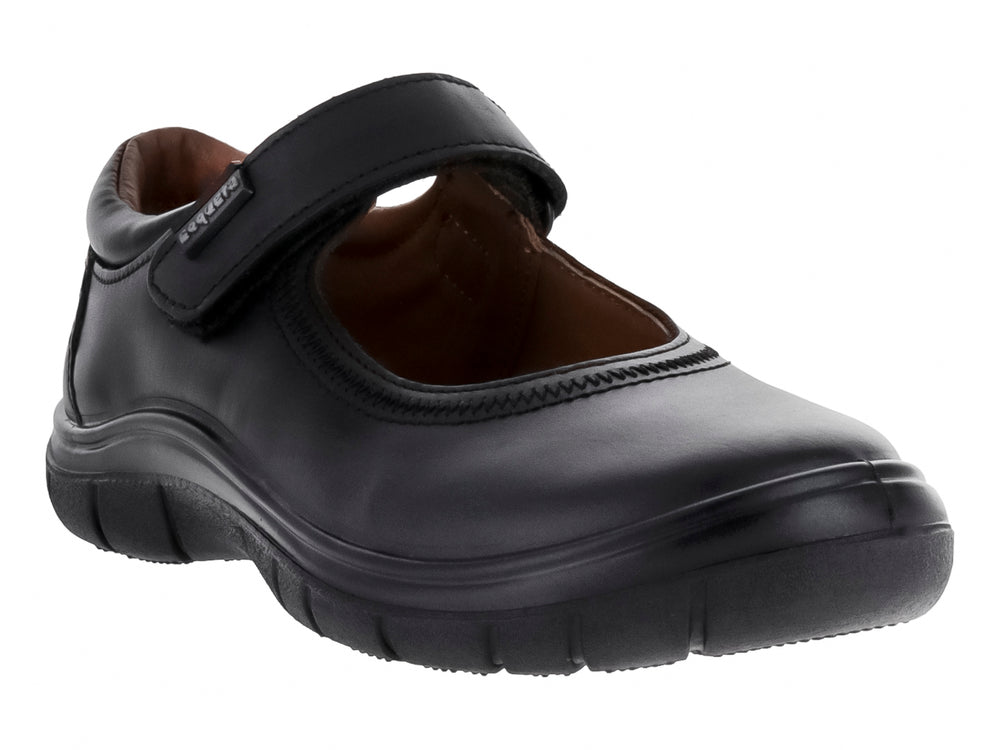 Zapato infantil color negro con correa de ajuste, estilo clásico y suela gruesa.