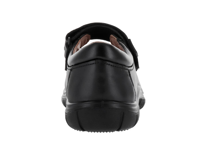 Zapato infantil color negro con correa de ajuste, estilo clásico y suela gruesa.