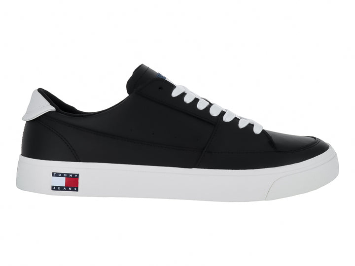Tenis Tommy Hilfiger de color negro con suela y agujetas blancas, estilo casual.