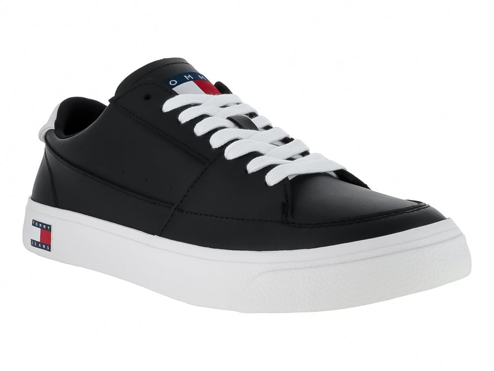 Tenis Tommy Hilfiger de color negro con suela y agujetas blancas, estilo casual.