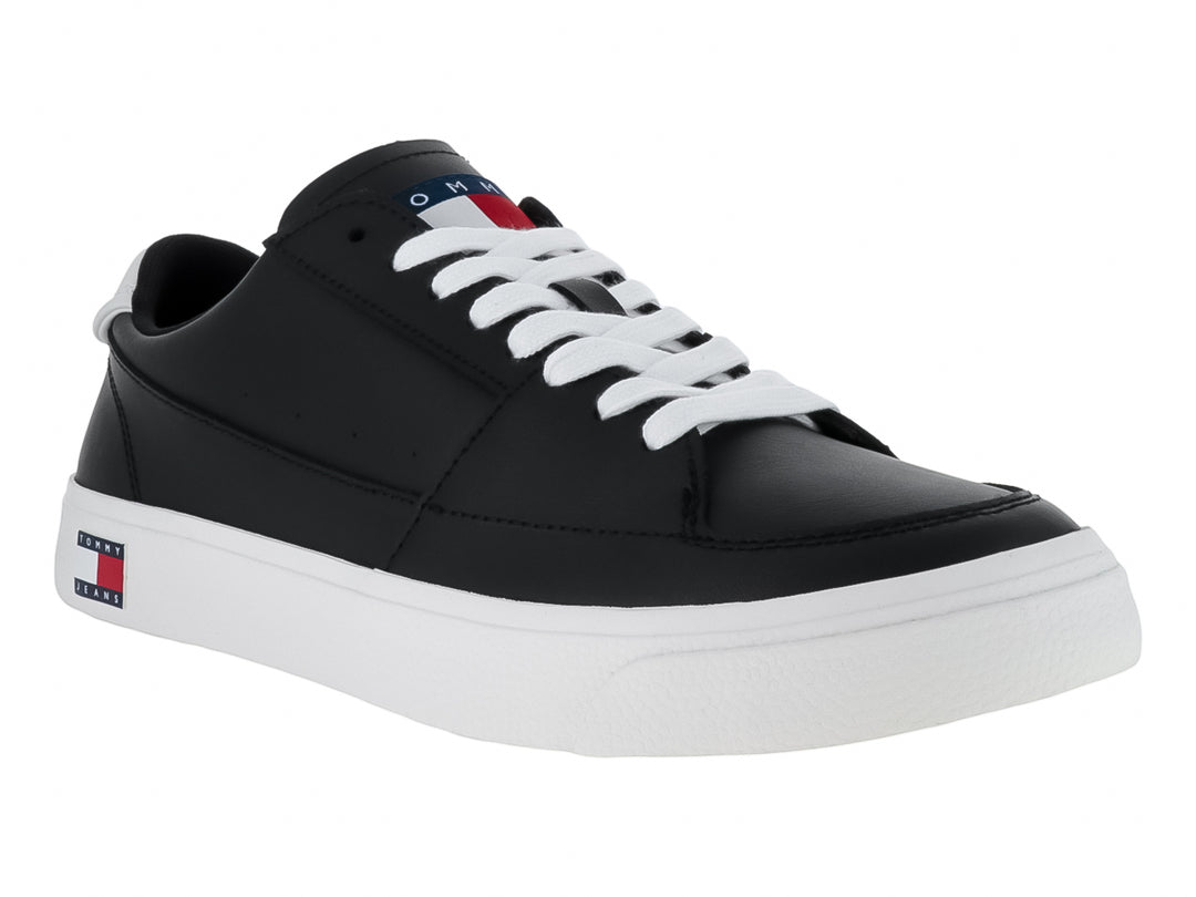 Tenis Tommy Hilfiger de color negro con suela y agujetas blancas, estilo casual.